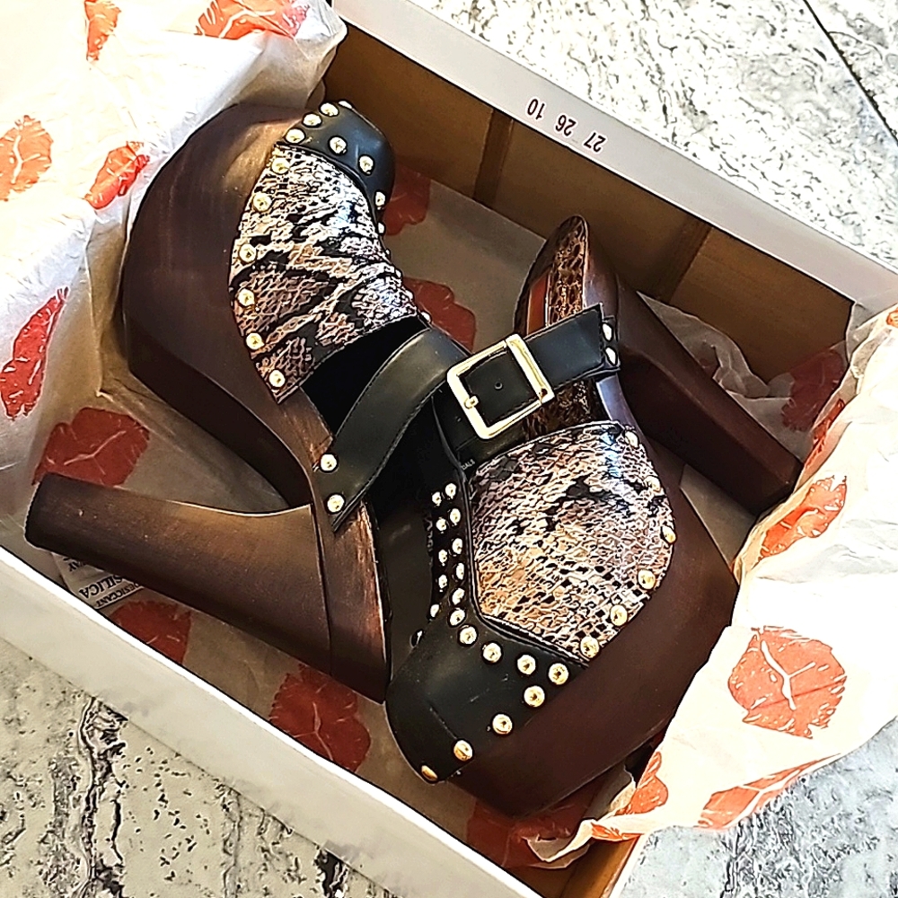 New In Box Two Lip Size 7 Bandit Heels